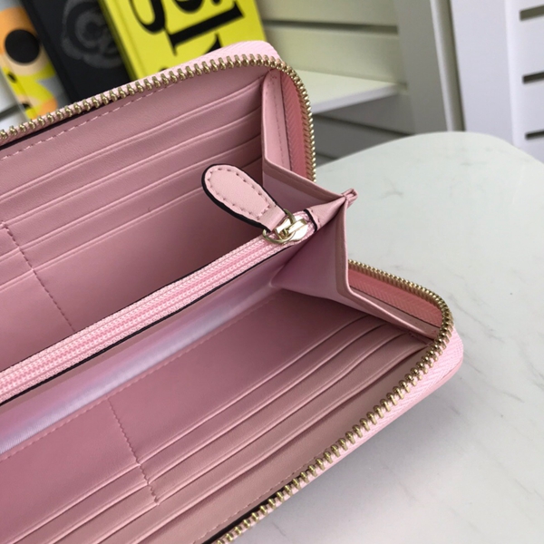 コーチ財布着用イメージ